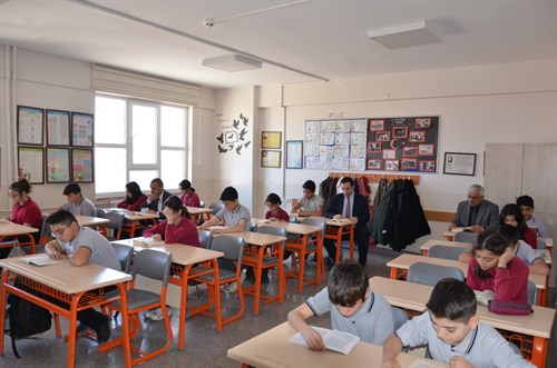 Kaymakam TUNCER, BİL-EN Projesi Kapsamında Yaşar Musaoğlu Ortaokulunda Kitap Okuma Saatine Katıldı