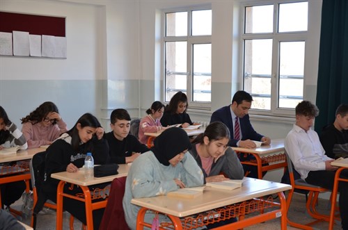Kaymakam TUNCER, BİL-EN Projesi Kapsamında 100.Yıl Atatürk Ortaokulunda Kitap Okuma Saatine Katıldı